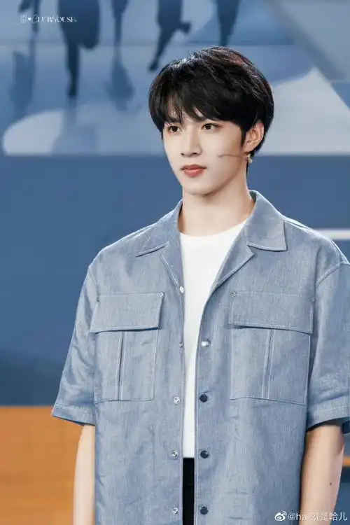 迫不及待地给大家分享不同颜色穿衬衣的耀文啦!