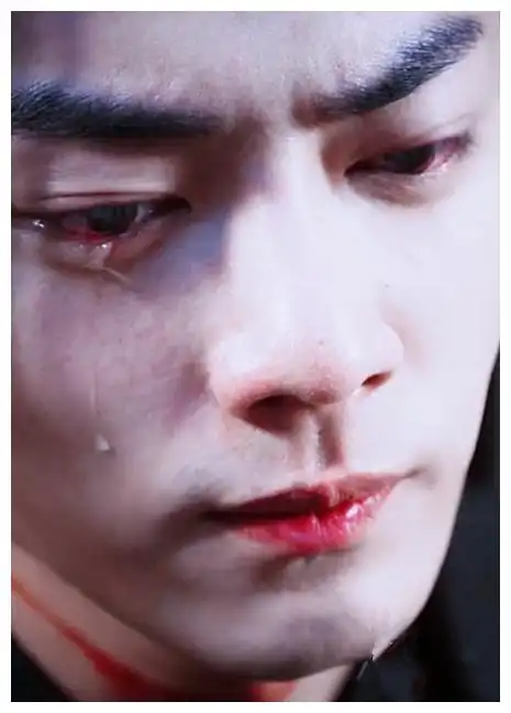 都喜欢一只眼落泪,前三位是如此,魏无羡更是如此,他的眼睛哭得通红