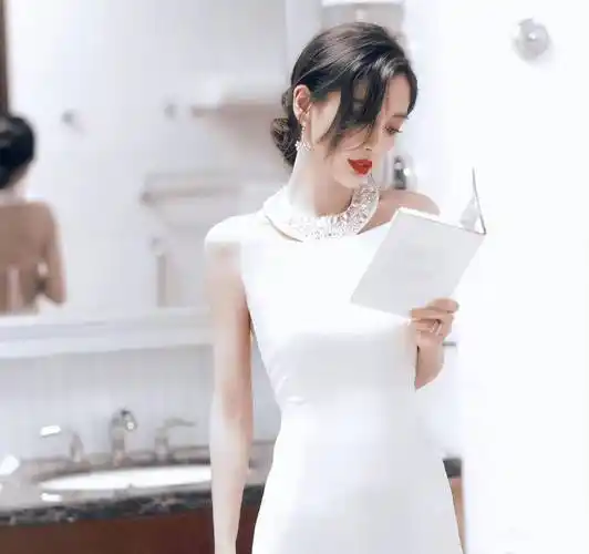 又被angelababy美到了!一袭抹胸白裙惊艳亮相,大秀性感美背!