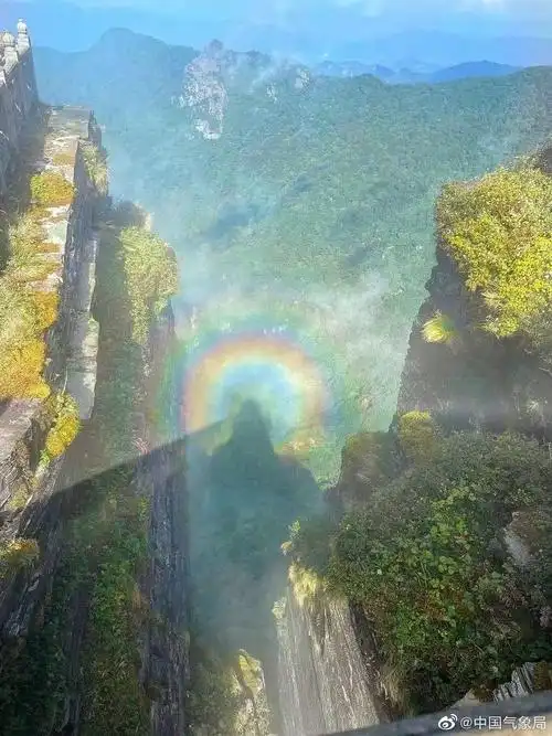 贵州梵净山惊现罕见佛光