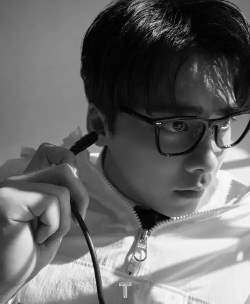 李易峰t内页大片公开黑框眼镜造型诠释斯文败类的迷人气质