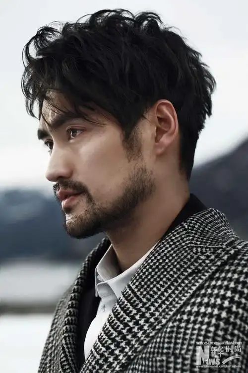 袁弘科莫湖时尚大片发布蓄须增添型男魅力