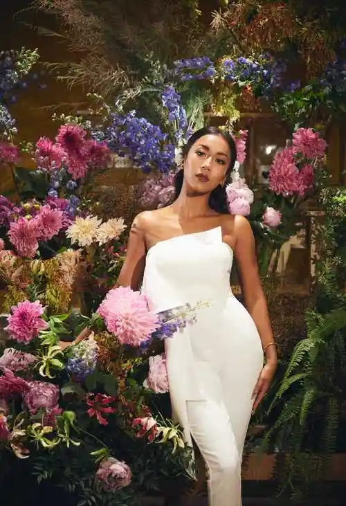 原创吉克隽逸以黑为美穿皮质抹胸配牛仔裤黑得惊艳气场开挂