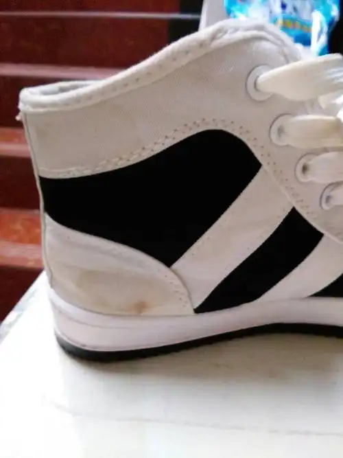 我的这一双布鞋,是因为我在下雨天的时候穿,然后鞋子割破了我的脚脖子