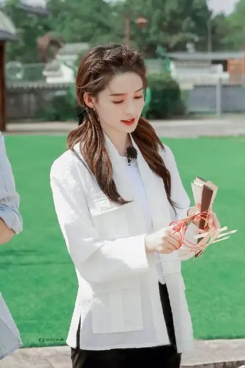 李沁问xxj的意思是幼稚吗#《极限挑战》中李沁组队太好笑了,因为