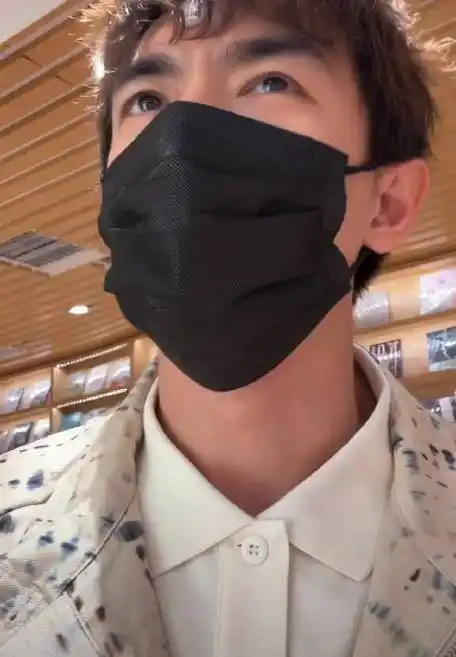 #林更新收工后回家看与凤行##林更新直播#