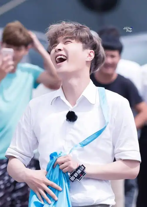 张艺兴的咧嘴笑算是娱乐圈里最干净的笑容!