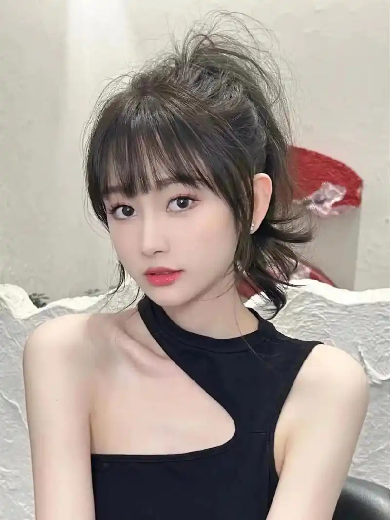 适合圆脸方脸女生的发型|||适合圆脸方脸的一款刘海法式刘海 78这