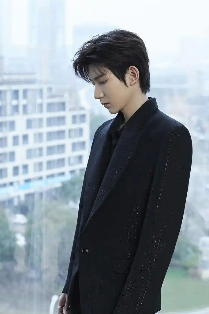 王源纯黑西装look成熟稳重眉眼正气变禁欲系男神