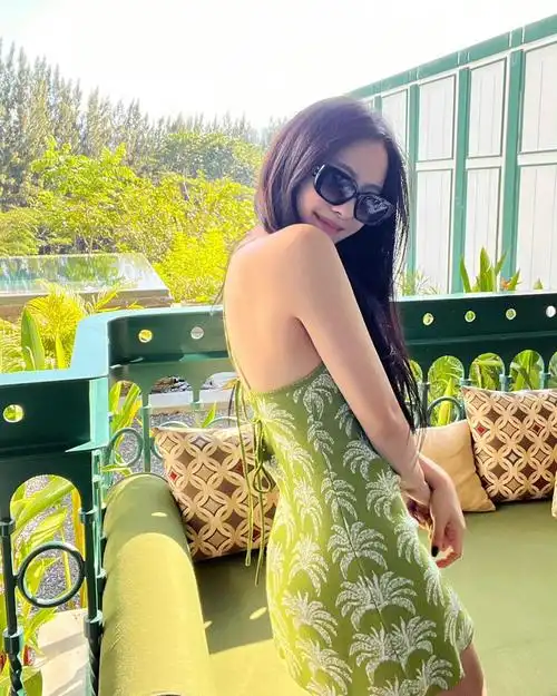 t-ara朴孝敏身穿绿色连身裙展示迷人身材曲线 带肉的性感真的很有肉欲