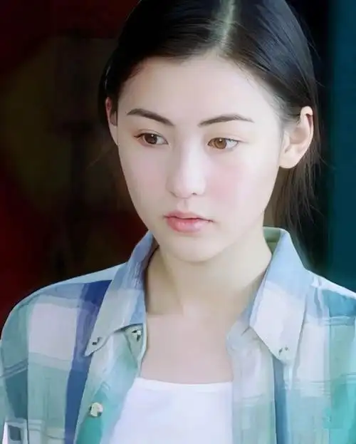 在一个采访中,张柏芝回忆起年轻时与陈冠希的合作,被问及是否因为爱意