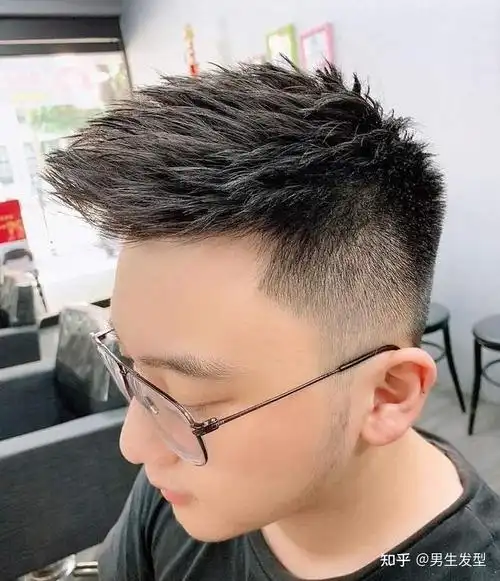 男生不管怎么剪发型还是两边铲光比较帅气干净利落显精神