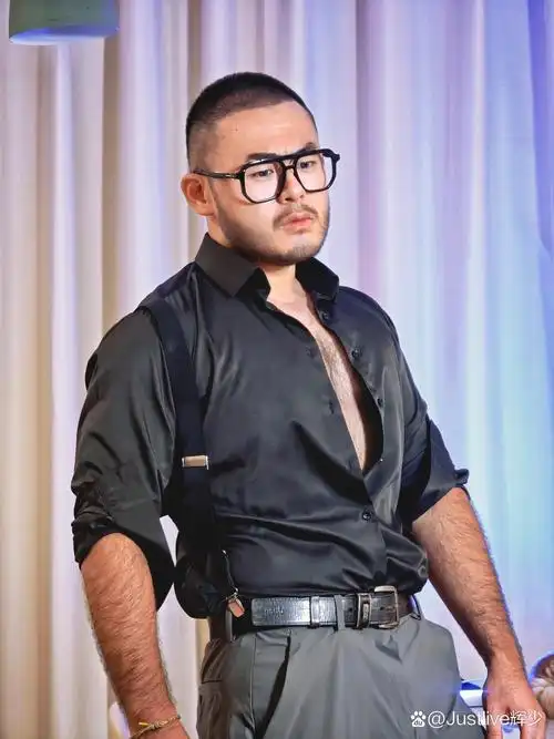 呆萌可爱又帅气的胖胖胡子大叔,镜中人,捕捉自信的瞬间,姿态潇洒,回眸