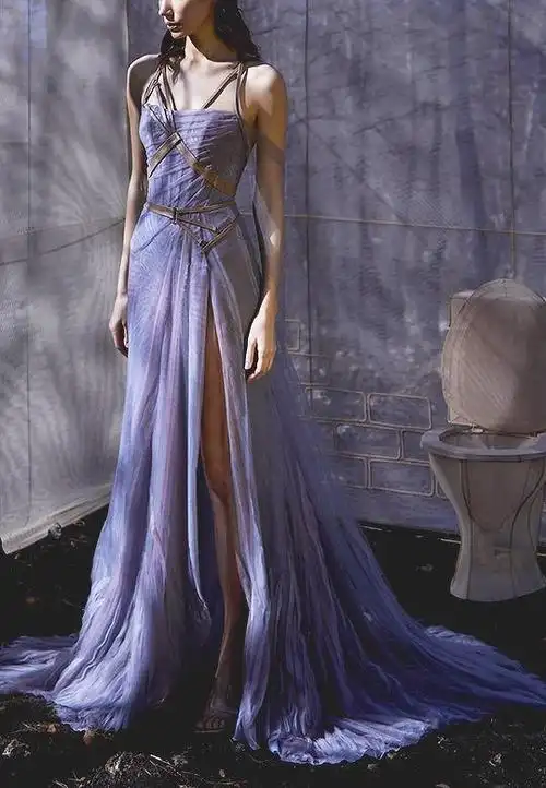 紫霞仙子的魔力悄然绽放,绑带设计和梦幻珠光薄雾紫高定礼服搭配,简直