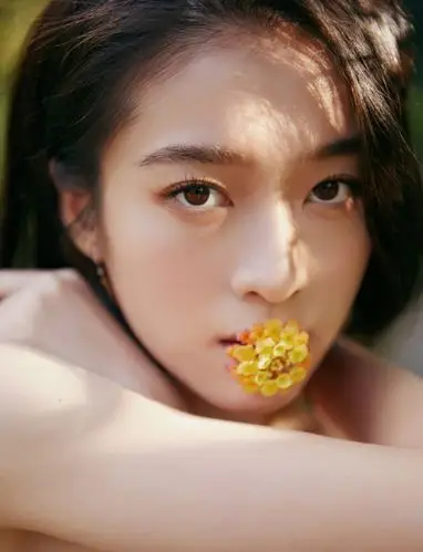 张雪迎一身鎏金裙摆风情万千渐变黄花衬托少女清雅唯美