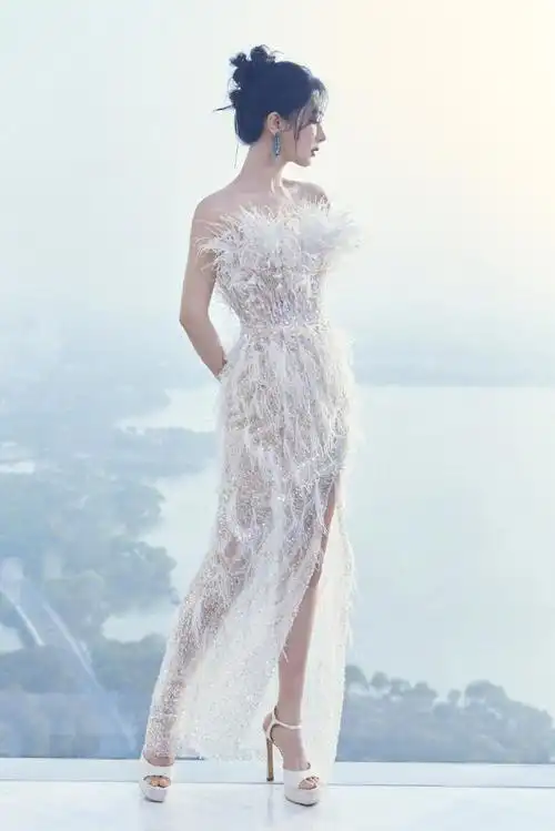 杨紫孔雀耳饰##杨紫羽毛星光裙##杨紫逆应援