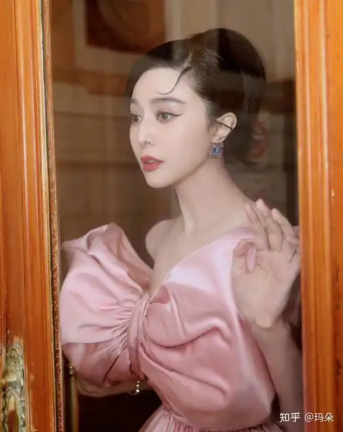 范冰冰巴黎高调亮相站在玻璃窗前网友像不像一个围城隐喻