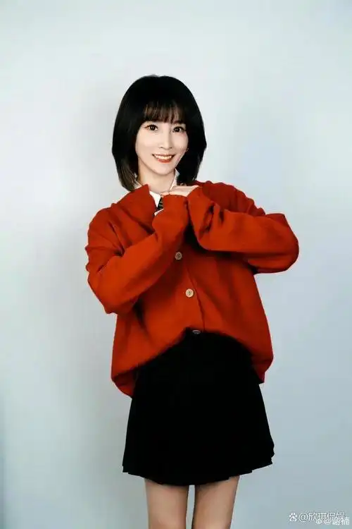 谢楠是主持人,大部分时间都是抛砖引玉的,承上启下,去提出问题让其他