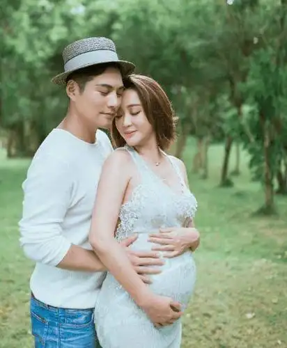 照片中,严屹宽用耳朵贴近杜若溪的肚子,认真倾听着这个小生命带给他们