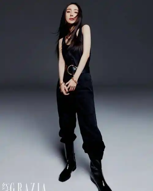 杨幂红秀封面大片,穿蓝色吊带亮片裙酷飒飘逸 皮草露香肩魅惑撩人