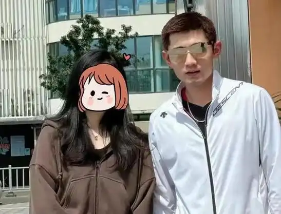 由于训练强度极高,张继科的体重急剧下降,甚至出现了明显的肌肉线条.