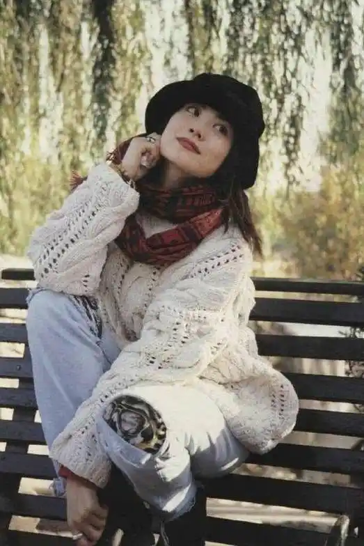 原创年轻时的王菲可真美,红色波点衬衫配皮短裤,穿搭时髦大长腿吸睛