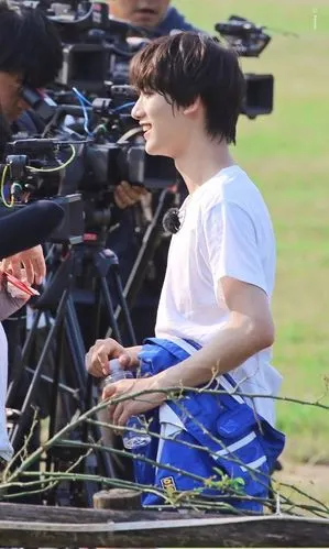 震惊我居然看到了丁程鑫的喉结