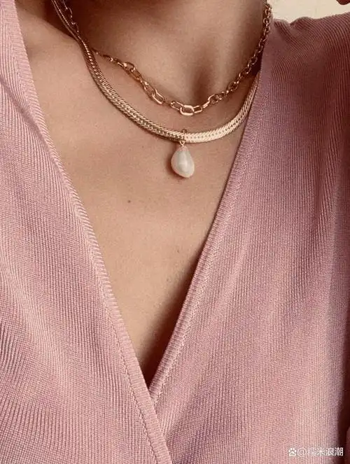 珍珠项链是一种经典而优雅的饰品,它适合不同季节的佩戴,但每个季节都