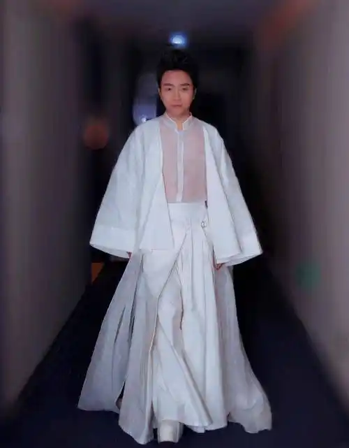 40岁李玉刚出席活动,穿一袭中国风汉服,成全场亮点!_白色_造型_古风