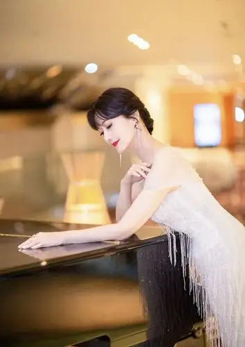 66岁赵雅芝穿粉色礼服手持玫瑰这才是仙女本人吧气质真绝