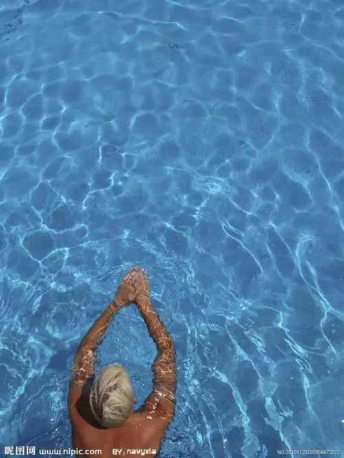 游泳摄影图__日常生活_人物图库_摄影图库_昵图网nipic.com