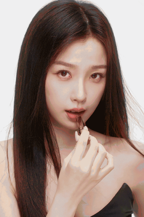 虞书欣全新妆容大片表现力超绝,红色系石榴妆&姐系裸妆,你pick哪一个?