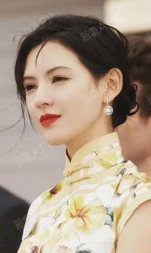 张予曦,浓颜系长相,五官精致巴掌脸,乍一看上去,像个高中生似的,但又