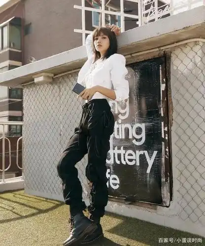 lisa也很适合短上衣加工装裤的穿搭,能够更好地体现出她的完美比例