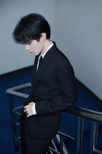 百花闭幕式主持人王俊凯亮相 黑色西装帅气绅士