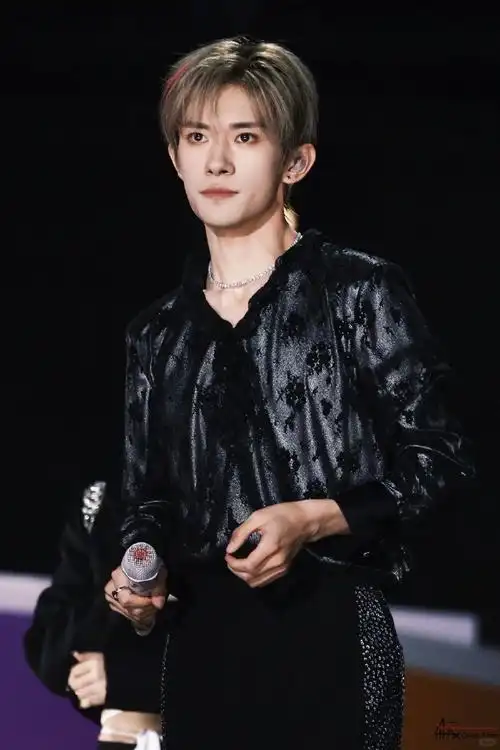 易烊千玺纯黑色西装##易烊千玺发色好显白