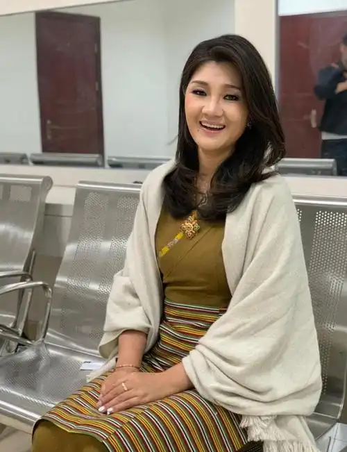 降央卓玛嫁普通老公给5个兄弟买车被婆婆当亲女儿疼爱