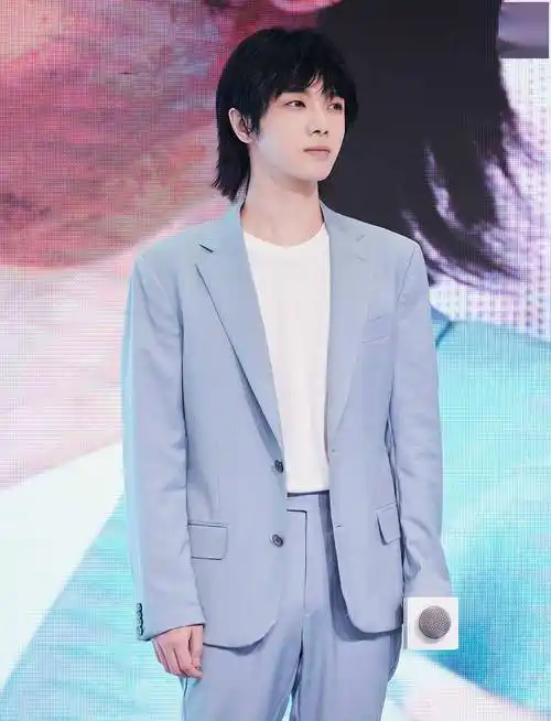 华晨宇雾蓝西装清爽有型 鲻鱼头发型有型吸睛