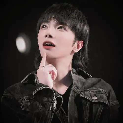 华晨宇〕狼尾卷自拍,你没见过的狼尾花(华晨宇图片)