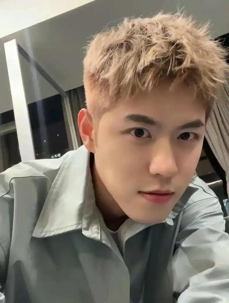 短碎阳光十足  搭配奶茶色.前刺痞帅,让女生倒追的发型,一定 - 抖音