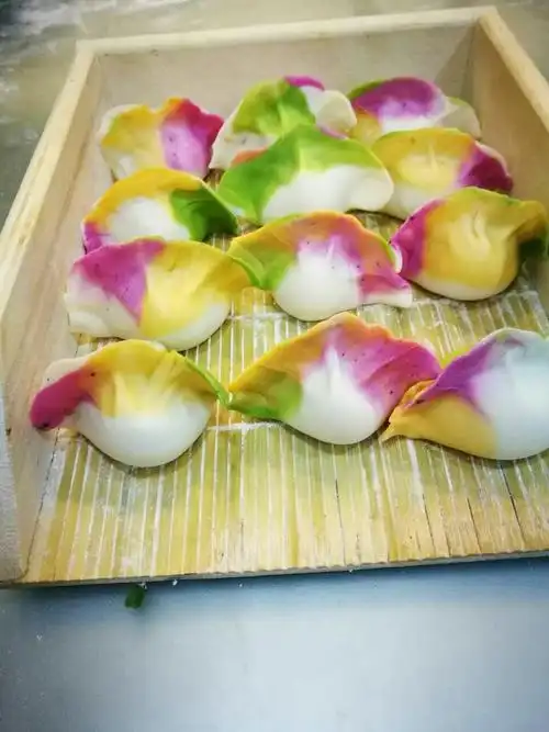 五彩缤纷的手工彩色水饺