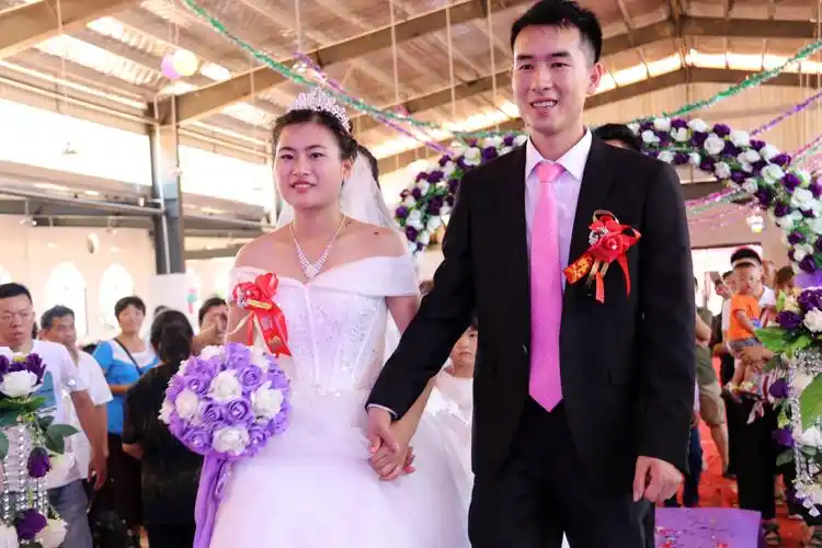 湖南90后新人到景区举办婚宴,个性婚礼受追捧!