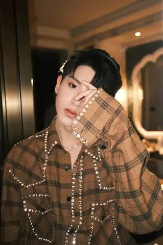 蔡徐坤黄明昊小鬼亮相为爱尖叫晚会 贾鬼后台齐跳《ei ei》让人梦回