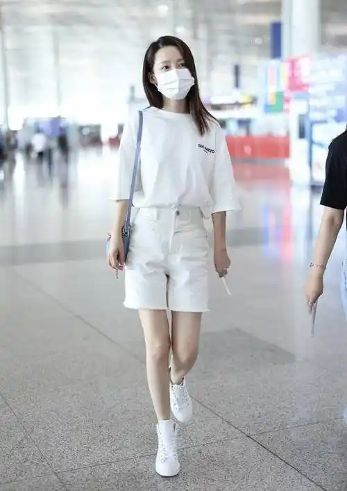 生活中的李沁好朴素啊,"白衬衫"配短裤知性清爽,素颜也不普通