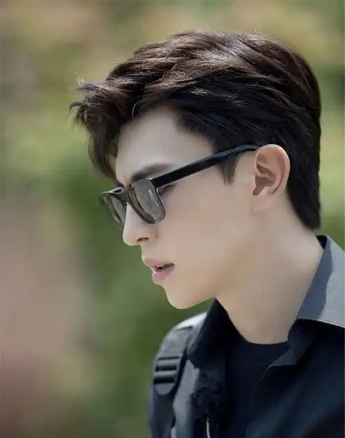 男明星惊艳图集:邓伦穿黑色工装,戴霸气黑墨镜,帅气十足!