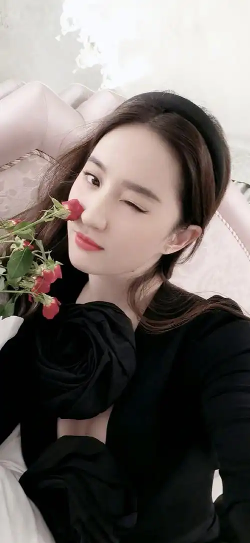 刘亦菲##刘亦菲对镜自拍##刘亦菲胸前痣