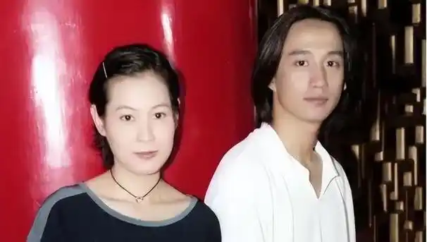 暧昧对象"成群"的刘若英,何以成为人见人爱的丝袜奶茶?