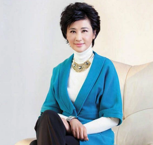 她是著名美女主持人嫁给大25岁老公如今51岁被宠成公主