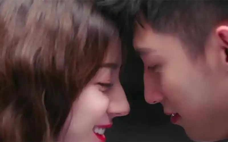 黄景瑜电梯里霸气激吻迪丽热巴,40个吻戏合集,吻的太欲太甜蜜了