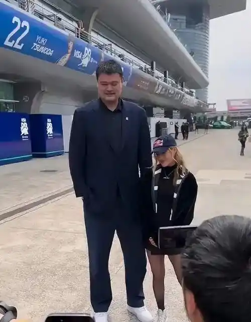 中国篮球巨星姚明与奥运冠军谷爱凌意外同框,两人站在一起,身高差距